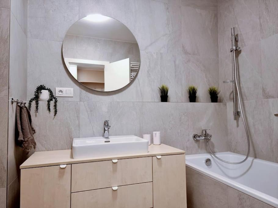 Apartment Zwirn, Free Parking, 24/7 Access Bratislava Eksteriør billede